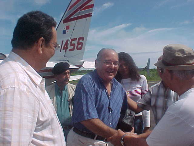 H.L. Castillero recibe a Lic. Endara en Aeropuerto